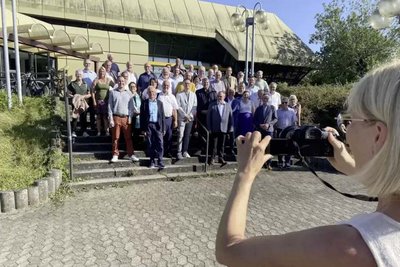 Gruppenfoto vor der Fritz-Wunderlich-Halle – allerdings fehlen einige Kreistagsmitglieder.