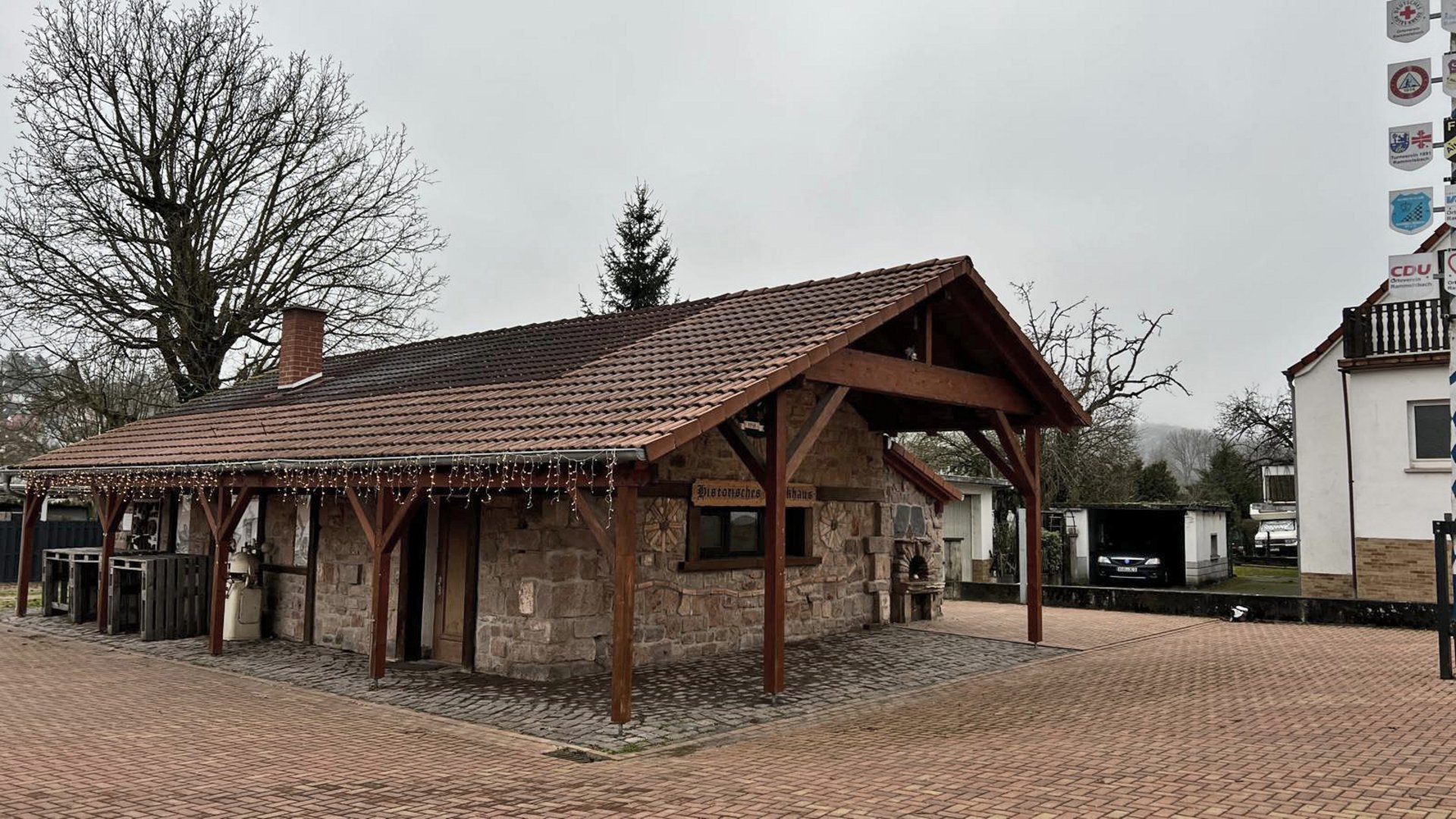 Backhaus mit Vorplatz